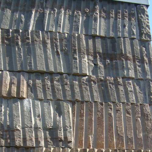 Ungeschönt: Die Bohrspuren zeugen von der Gewinnung des Steins aus dem Steinbruch