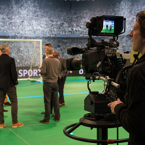 Aus dem Stadion ins Studio: Sport-Experten diskutieren auf dem gläsernen Fußballplatz.