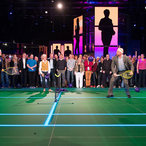 Mini-Tennis mit prominenten Sportstars.