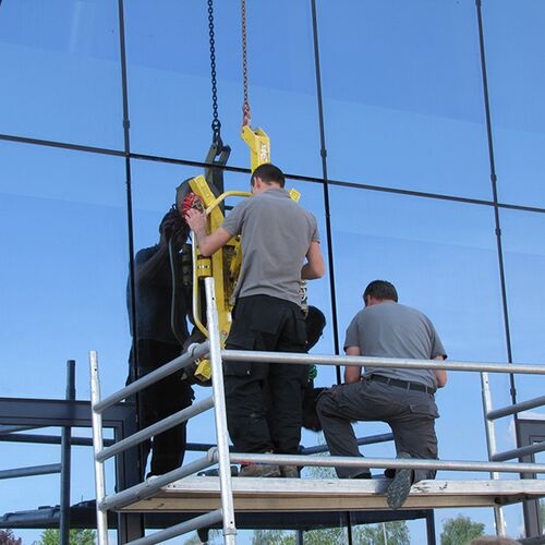 Einpassen und Verschrauben der vorgefertigten Holz-Glas-Verbundelemente