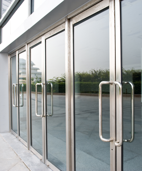 Haustüren aus Alu‑Glas kleben Haustüren aus Alu‑Glas kleben