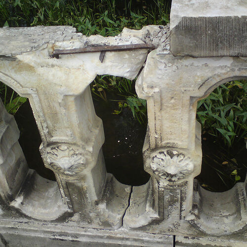 Detail der durch Frost beschädigten Sandsteinbrücke