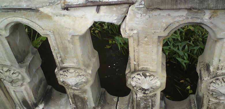 Detail der durch Frost beschädigten Sandsteinbrücke