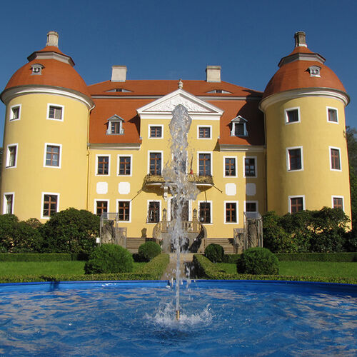 Blick vom französischen Barockpark auf Schloss Milkel in seiner heutigen Pracht