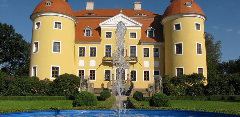 Blick vom französischen Barockpark auf Schloss Milkel in seiner heutigen Pracht