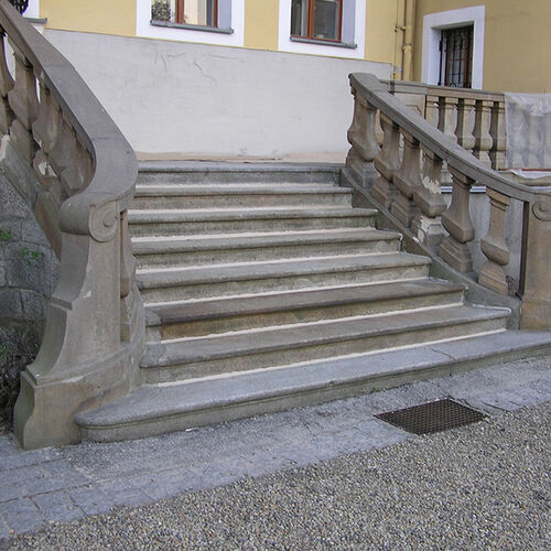 Fugenabdichtung der Portaltreppe aus Sandstein als Schutz vor eindringendem Wasser