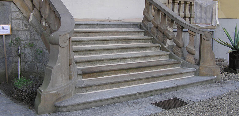 Fugenabdichtung der Portaltreppe aus Sandstein als Schutz vor eindringendem Wasser