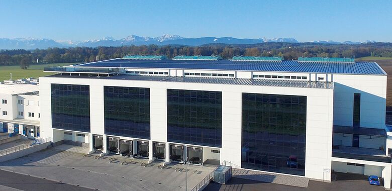 HGV-Fassade vor malerischer Kulisse