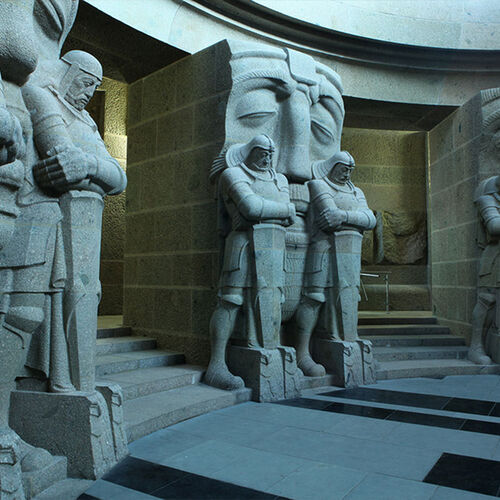 16 steinerne Krieger bewachen in der Krypta das symbolische Grab der über 100.000 Toten der Schlacht.