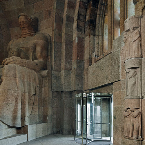 Drei moderne Karusselldrehtüren und zwei Ganzglas-Windfanganlagen wurden in das historische Monument integriert.