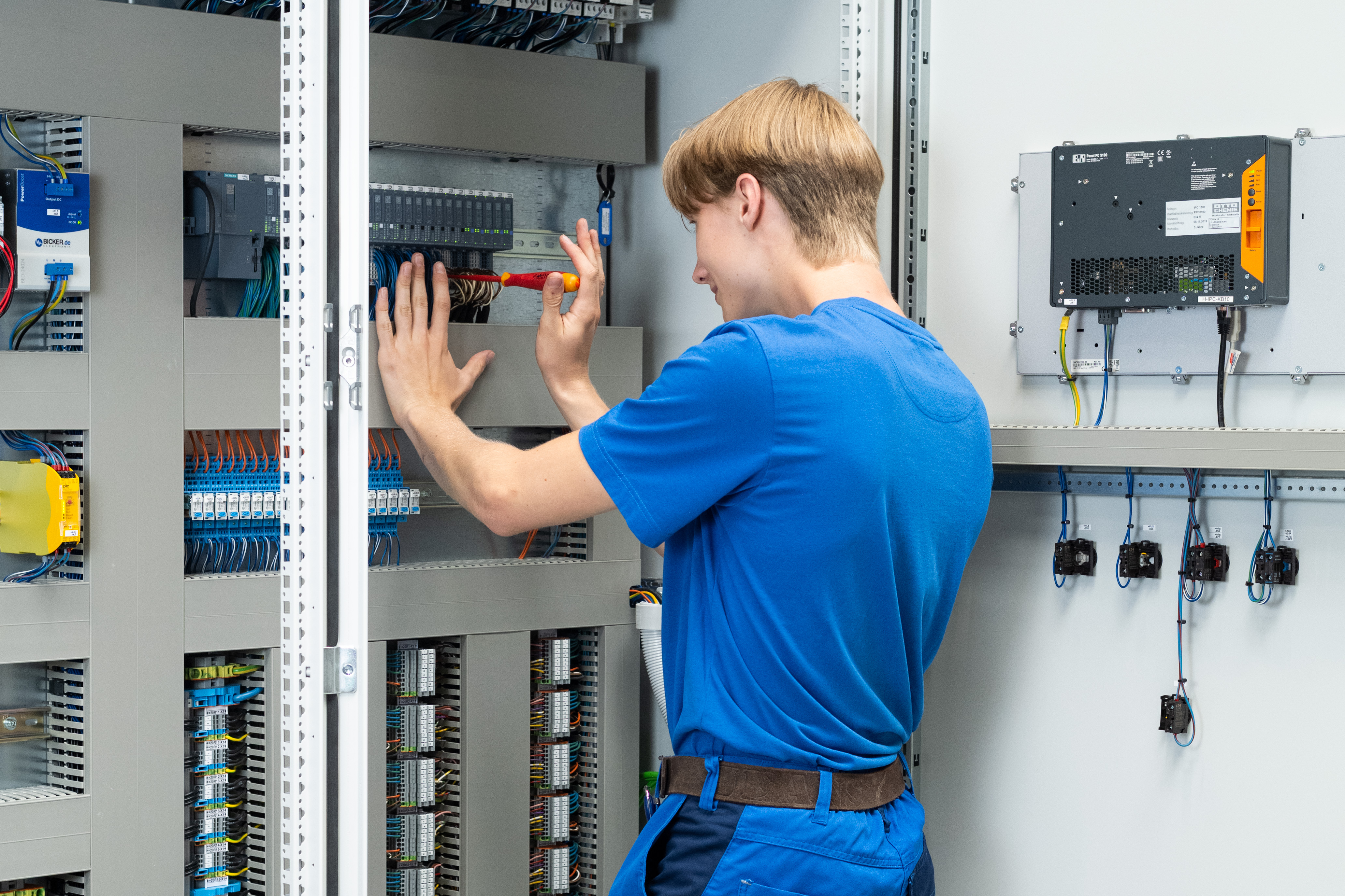 elektroniker-fuer-betriebstechnik-2.jpg